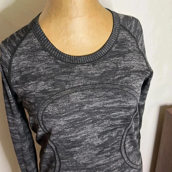 Lululemon sz 8 Swiftly Tech Long Sleeve Crew Neck Top Shirt Heather black Grey - Picture 3 of 8